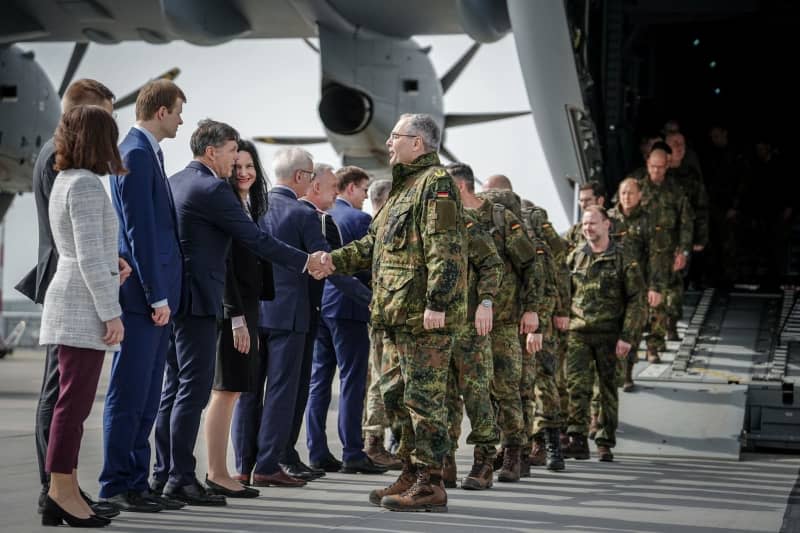 The inspector of the army, Lieutenant General Alfons Mais (front right), is welcomed to the Airbus A400M at Vilnius airport in the Lithuanian capital together with around 20 soldiers from the pre-command of the Lithuanian brigade. The Lithuanian brigade is expected to be operational by the end of 2027 with around 4800 soldiers. Kay Nietfeld/dpa