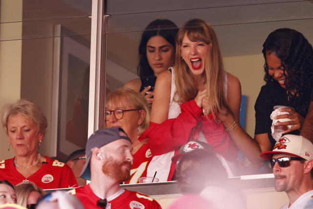 Taylor Swift went to watch Travis Kelce's Chiefs play the Bears and is  sitting next to his mom 