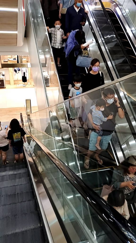 岡山樂購廣場地震發生時緊急疏散民眾。（記者陸瓊娟攝）