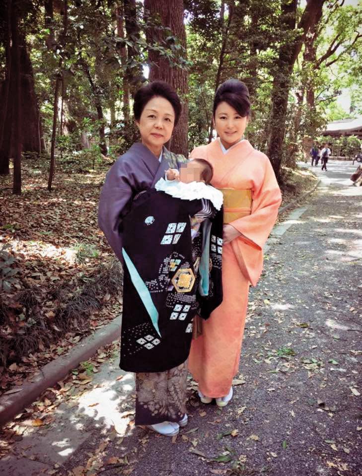 麻衣（右）帶兒子跟媽媽造訪神宮。據悉，兒子已經上學，媽媽也會幫忙帶。（翻攝自麻衣臉書）