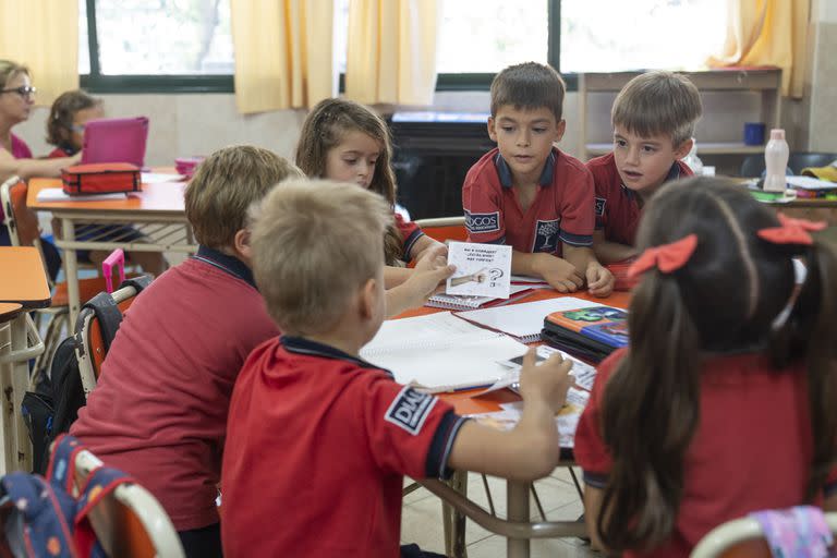 Un grupo de alumnos de 2° de primaria trabajan con los materiales específicos traducidos al idioma eslavo 