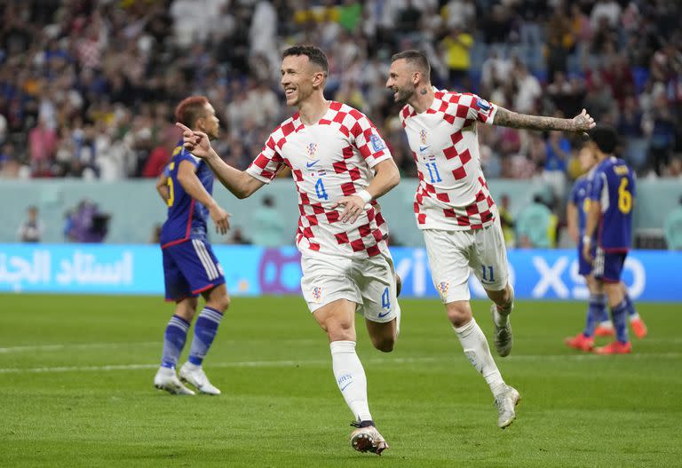 El croata Ivan Perisic convierte el gol del empate ante Japón