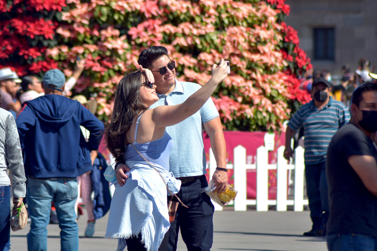 Pareja tomándose una foto en Ciudad de México. (Medios y Media/Getty Images)