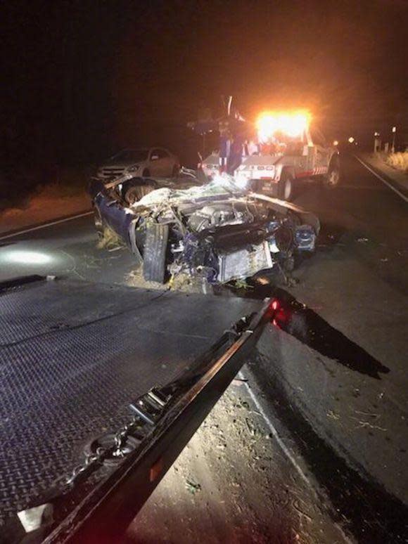 TMZ曝光車禍現場照片，整輛車車頭幾乎全毀，擋風玻璃也整片碎掉。（翻攝自TMZ）