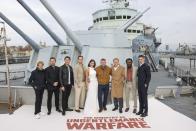 Jerry Bruckheimer, de izquierda a derecha, Alex Pettyfer, Henry Golding, Henry Cavill, Eiza González, el director Guy Ritchie, Cary Elwes, Babs Olusanmokun y Hero Fiennes Tiffin posan en el HMS Belfast en una sesión fotográfica de la película "The Ministry Of Ungentlemanly Warfare" el 22 de marzo de 2024 en Londres. (Foto Vianney Le Caer/Invision/AP)