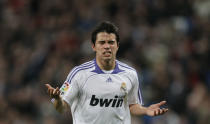 La misma temporada que Metzelder llegó gratis al Madrid, la 2007-08, también lo hizo Javier Saviola. El argentino, que antes había militado en el Barça, tampoco contó con demasiadas oportunidades y disputó 29 partidos en dos años anotando únicamente cinco goles. (Foto: Denis Doyle / Getty Images).