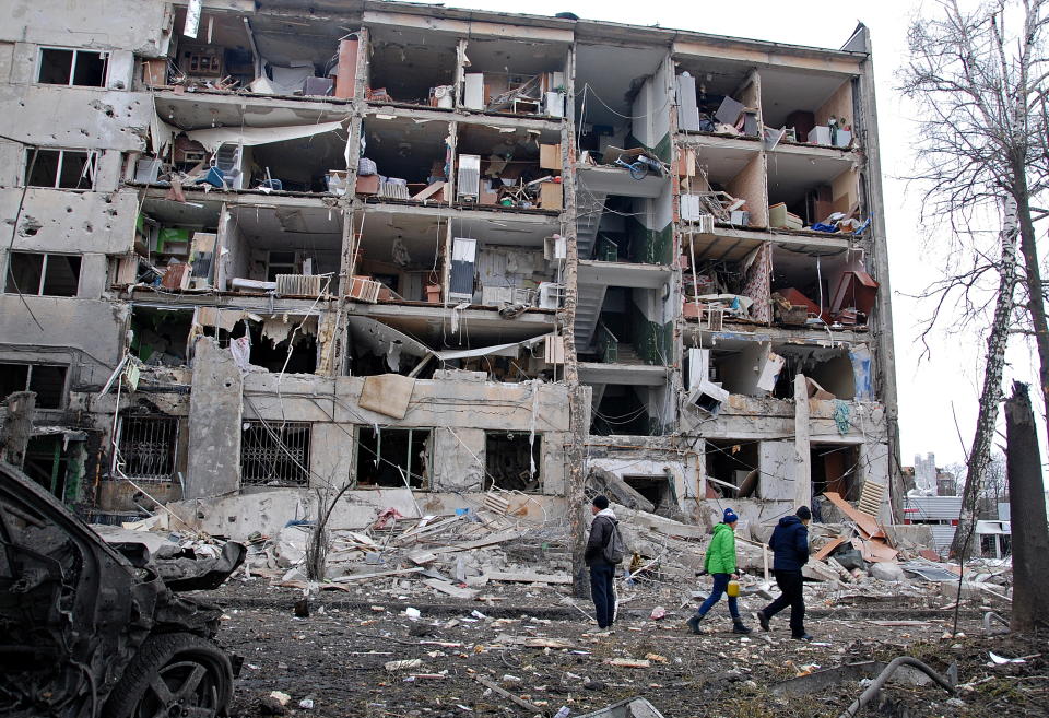 Gambar menunjukkan sebuah gedung apartemen yang rusak akibat pemboman terbaru selama konflik Ukraina-Rusia di Kharkiv, Ukraina, 7 Maret 2022. REUTERS/ Oleksandr Lapshin