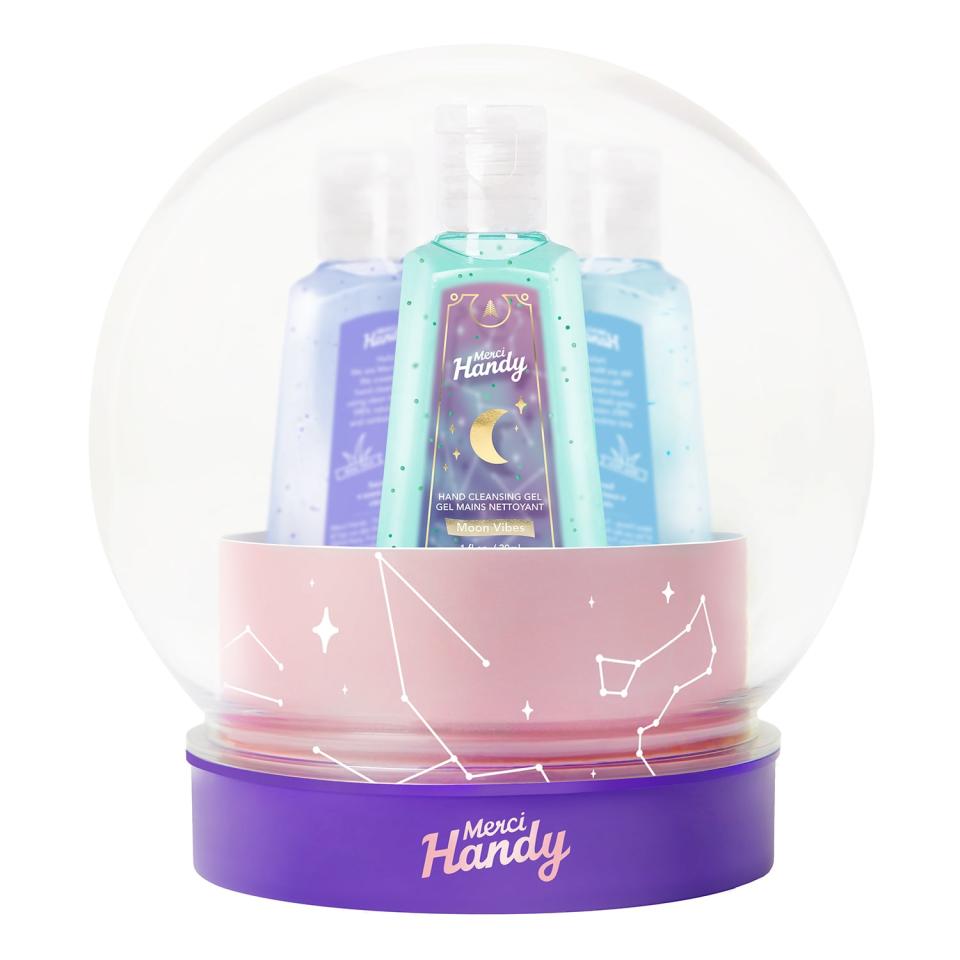 La boule de cristal de Madame Irma n’a qu’à bien se tenir ! La marque de soins pour les mains Merci Handy a rassemblé trois de ses gels emblématiques dans un packaging à croquer. Des petits formats à emporter partout avec soi - dans les transports, en vacances, dans son sac… - aux senteurs rafraîchissantes. En vente sur sephora.fr et en magasin, 10 €.