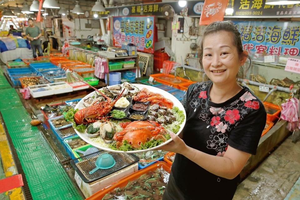 偽出國正夯！新北市萬里富基漁市推出萬里蟹海鮮拼盤滿足老饕胃。   圖：新北市政府漁管處／提供