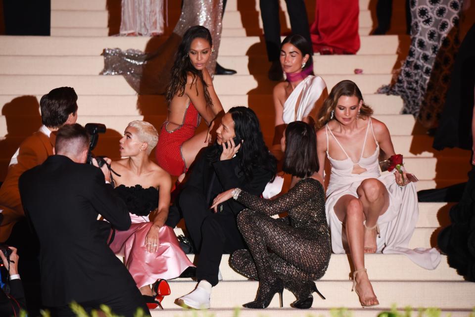 Joan Smalls, Lily Aldridge, Zoe Kravitz, Alexander Wang, Bella Hadid & Behati Prinsloo (2017)