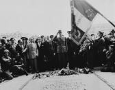 El general Charles de Gaulle saluda a la bandera tricolor tras colocar una corona sobre la Tumba del soldado desconocido junto al Arco del Triunfo, el 28 de agosto de 1944. (Foto: Andrew Lopez / AP).