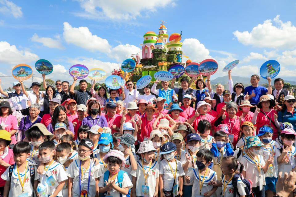 市長盧秀燕和小朋友等人今天11/10一起開箱飄浮空中花卉城堡「漂浮花都」。台中市政府提供