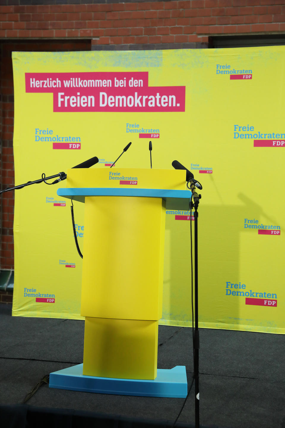 <p><span>Allerdings kann es auch noch teurer werden, so kostet eine Mitgliedschaft in der Kölner FDP laut Website beispielsweise mindestens zehn Euro im Monat. Studenten, Schüler, Auszubildende müssen jedoch nur 4,50 Euro im Monat berappen.</span> </p>