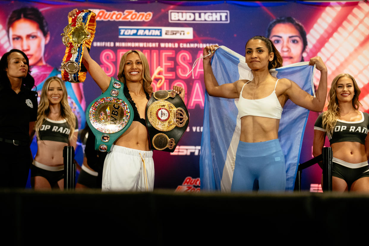 El equipo de Seniesa Estrada reza en su camerino antes de su combate en defensa del título contra Leonela Yúdica en Las Vegas, el 28 de julio de 2023. (Erin Schaff/The New York Times)
