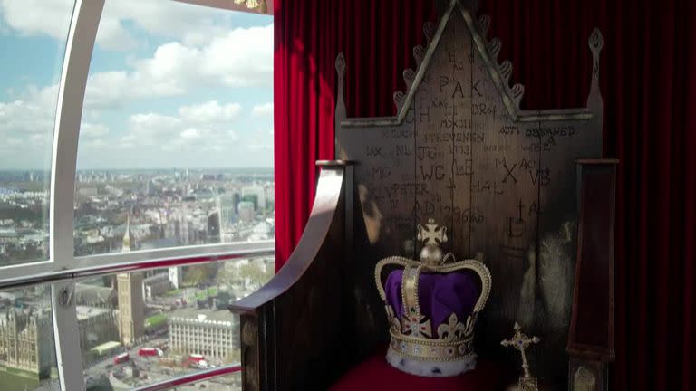 Silla y la corona que que usará Carlos III en su coronación