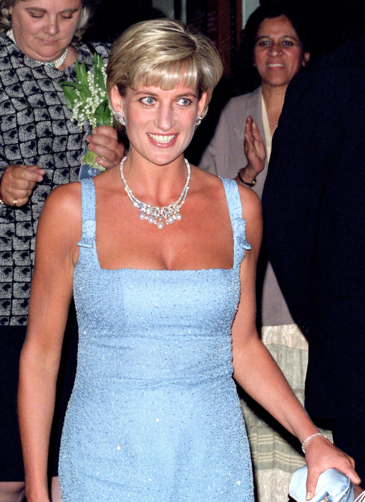 Diana, die Prinzessin von Wales, besuchte im Juni 1997 eine Aufführung von Schwanensee in der Londoner Royal Albert Hall. Die Halskette, die sie an diesem Abend trug, sowie ein Paar Ohrringe, die später angefertigt wurden, sollten am 27. Juni – erneut –versteigert werden, aber die Auktion wurde in letzter Minute abgesagt. (Foto: Antony Jones/UK Press via Getty Images)
