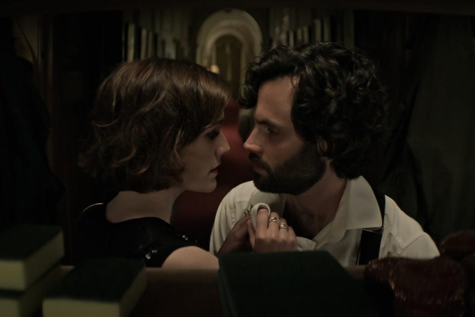 Charlotte Ritchie as Kate, Penn Badgley as Joe in You (© 2022 Netflix, Inc.)