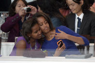 A pesar de haber crecido con un gran sentido del compromiso, las hermanas también han sacado en algunas ocasiones su lado más divertido, tal como muestra esta instantánea en la que aparecen haciéndose un <em>selfie</em>. (Foto: Joe Klamar / Getty Images)