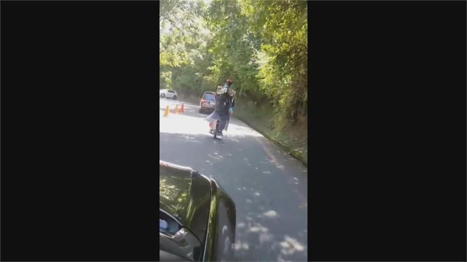 山路遇「殭屍」！　騎獨輪車跑山打招呼　警方認定違規