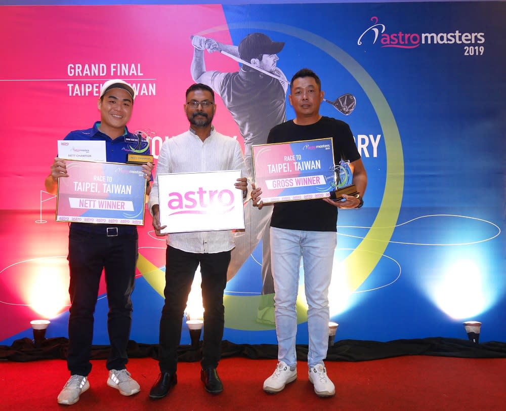 Jimmy Goh Boon Hee (left) and Alan Chong Chek Fei (right) with their respective trophies. — Picture courtesy of Astro