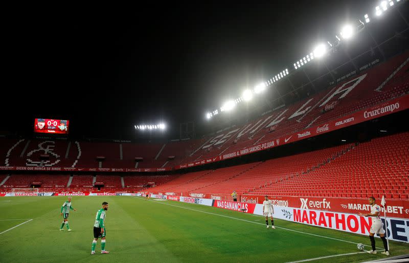 El jugador del Sevilla Diego Carlos se prepara para lanzar un tiro de esquina, en el partido ante el Real Betis en la reanudación de La Liga de fútbol española en medio del brote de coronavirus, en el estadio Ramón Sánchez Pisjuan, en Sevilla, España