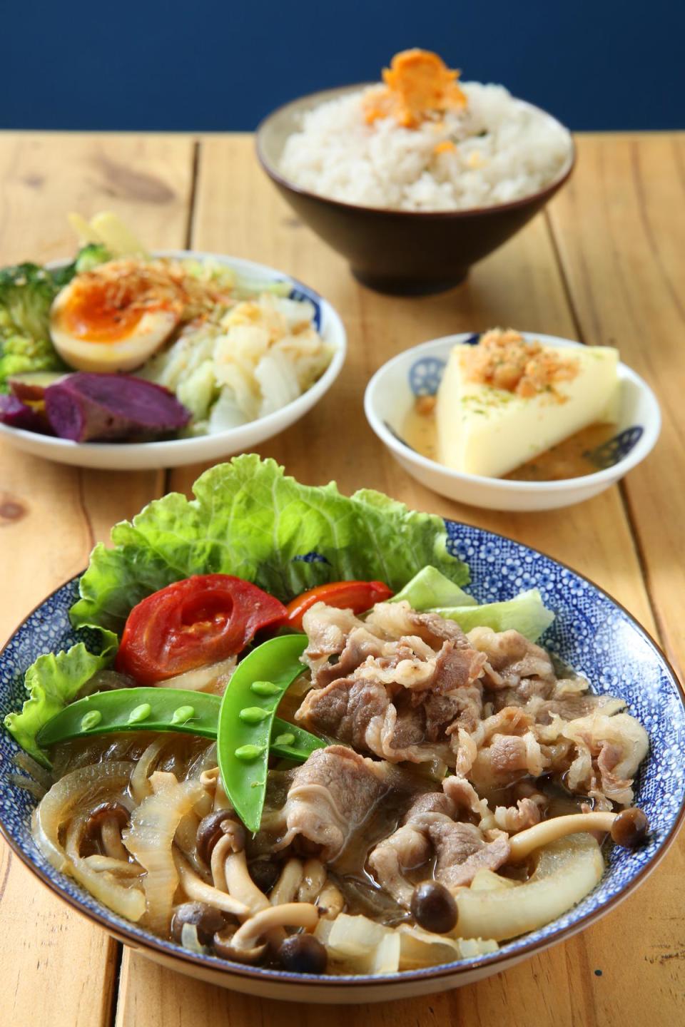 「豚壽喜燒肉飯定食」梅花豬肉片以洋蔥和壽喜燒醬汁燉煮得又甜又香，再搭配奶油飯更療癒。（220元／份）