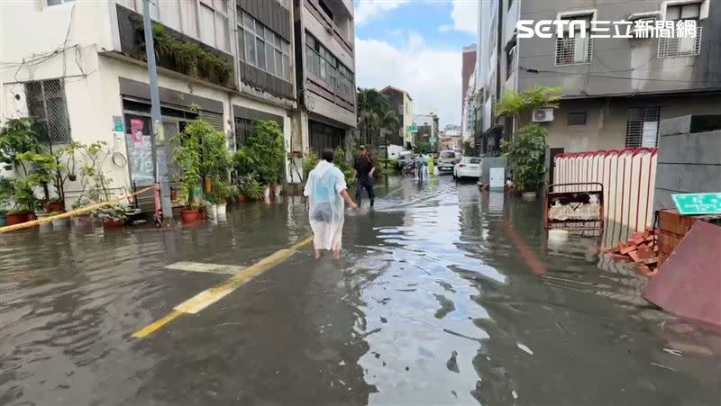 台南連日降下間歇性大雨，60住戶淹怕了。（圖／翻攝畫面）