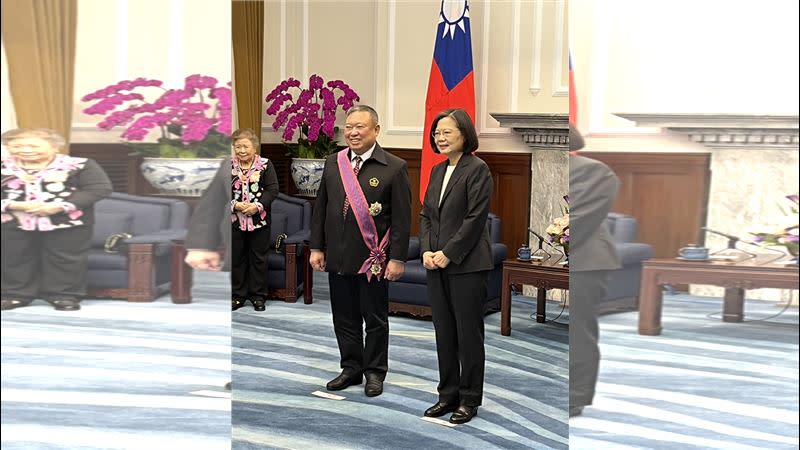 中華奧會主席林鴻道（左）獲總統蔡英文（右）頒發一等景星勳章。（圖／中華奧會提供）