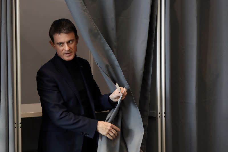 Selon des résultats partiels portant sur la moitié des votants, Benoît Hamon a recueilli 36% des voix et Manuel Valls 31%, a annoncé la Haute autorité chargée d'organiser le scrutin. /Photo prise le 22 janvier 2017/REUTERS/Gonzalo Fuentes