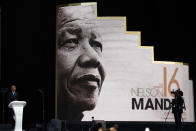 <p>Zum 100. Geburtstag von Nelson Mandela spricht Barack Obama bei einer Gedenkveranstaltung in Johannesburg, Südafrika. Es ist der größte Auftritt des früheren US-Präsidenten seit dem Ende seiner Amtszeit. (Bild: AP Photo/Themba Hadebe) </p>