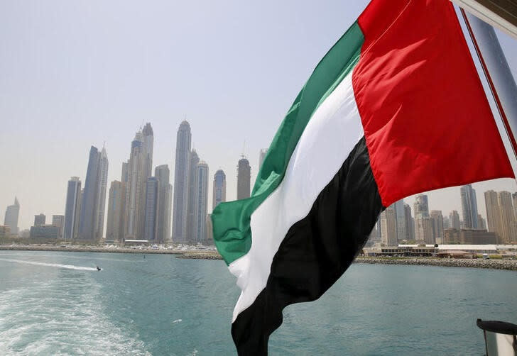 Imagen de archivo de la bandera de Emiratos Árabes Unidos en un barco junto al Dubai Marina, Dubái, EAU.