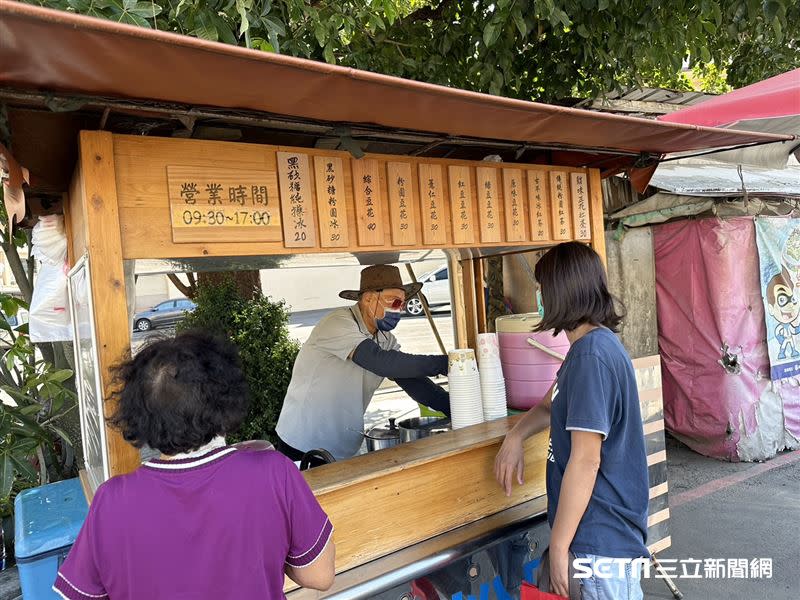 沒有店名，攤位就位在大樹下和燦坤對面，不少當地人都形容，這是「隱藏版美食」、「大樹下豆花粉圓」或「燦坤對面那家」。（圖／記者張雅筑攝）