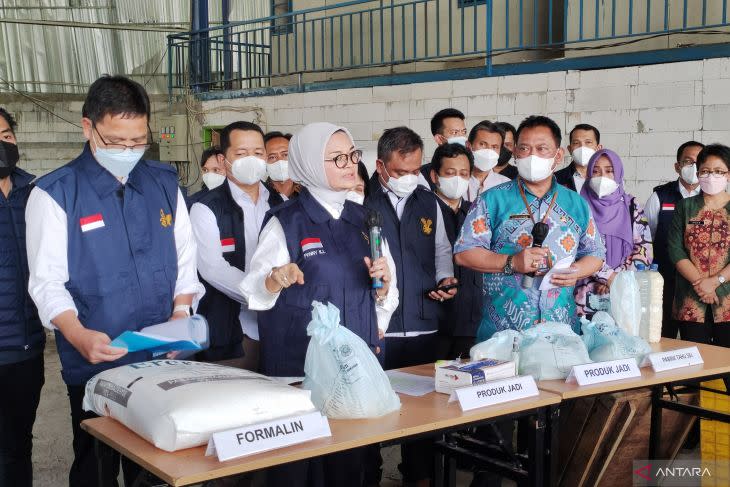 Konferensi pers di pabrik tahu yang menggunakan bahan formalin di Desa Waru Kaum, Kecamatan Parung, Kabupaten Bogor, Jawa Barat, Jumat (10/6/2022). (ANTARA/M Fikri Setiawan)