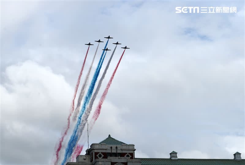 雙十國慶國軍展開空中全兵力預演，五架雷虎小組教練機施放藍白紅彩煙飛越總統府上空。（圖/記者邱榮吉攝影）