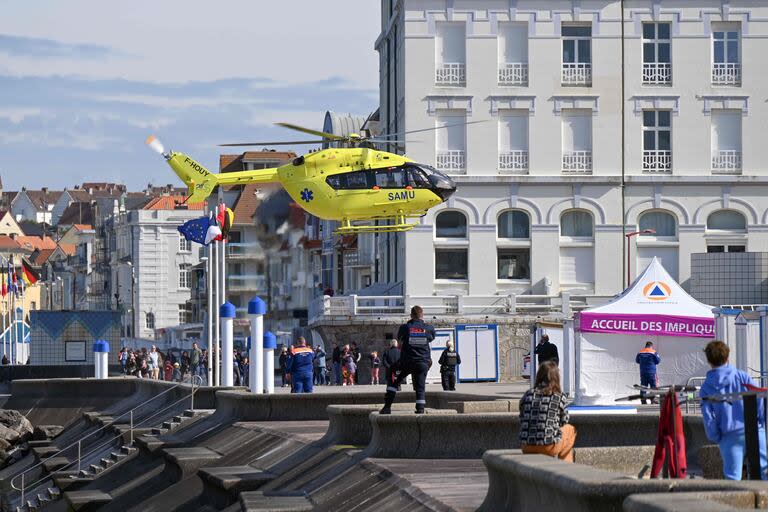 Un helicóptero de rescate despega de Wimereux tras el hallazgo de los cuerpos de cinco migrantes muertos en el Canal de la Mancha