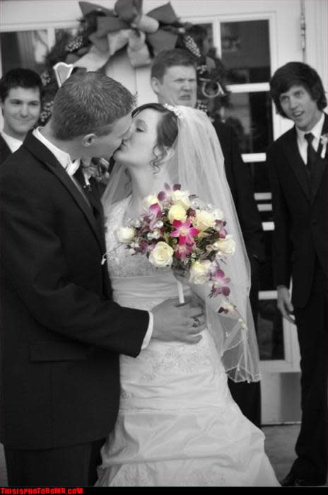 <b>Kussecht</b><br><br> Der schönste Tag im Leben. Ob an diesen Tagen auch am schönsten geküsst wird? Naja, zumindest scheinen nicht alle Hochzeitsgäste dieser Meinung zu sein.