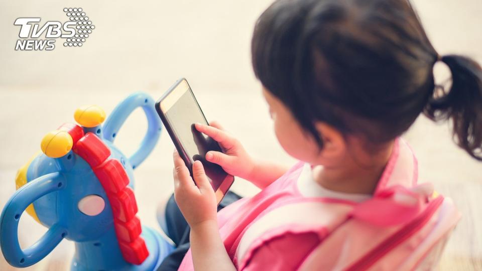 2歲女兒拿媽媽手機點外賣。（示意圖，與當事人無關／shutterstock達志影像）