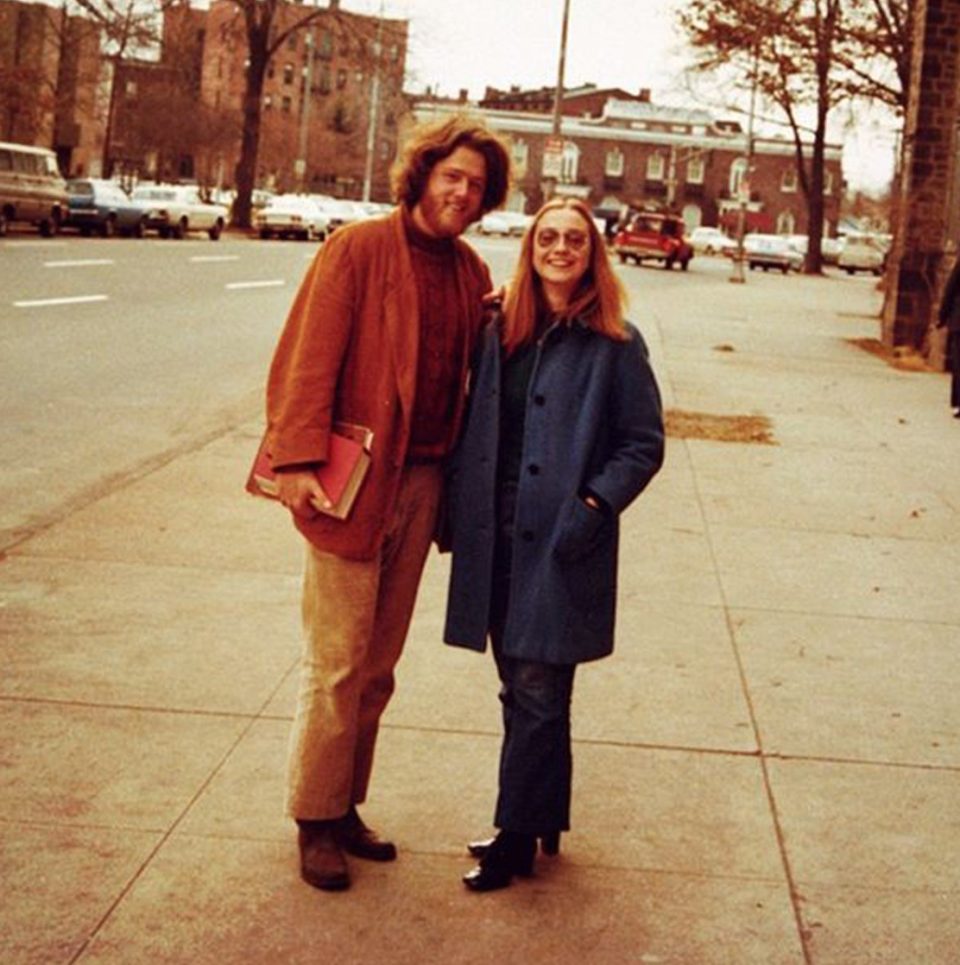 In den wilden Siebzigern waren die Jura-Studenten Hillary und Bill Clinton kaum wiederzukennen. Während Bill etwas zerzaust daher kam, war Hillary auch schon zu Uni-Zeiten stylisch unterwegs. Im Oversize-Mantel und mit Nerd-Brille lag sie voll im Trend. (Bild: Instagram/hillaryclinton)