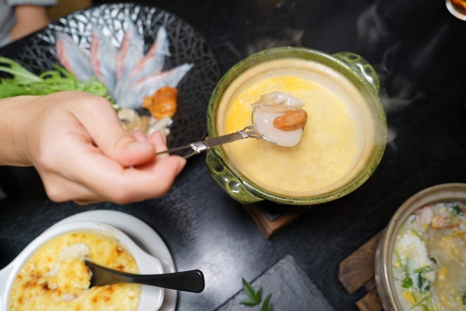 招牌必點的「海膽涮涮鍋」，居然是用禮文島生食等級的高級海膽做成金黃色湯頭。