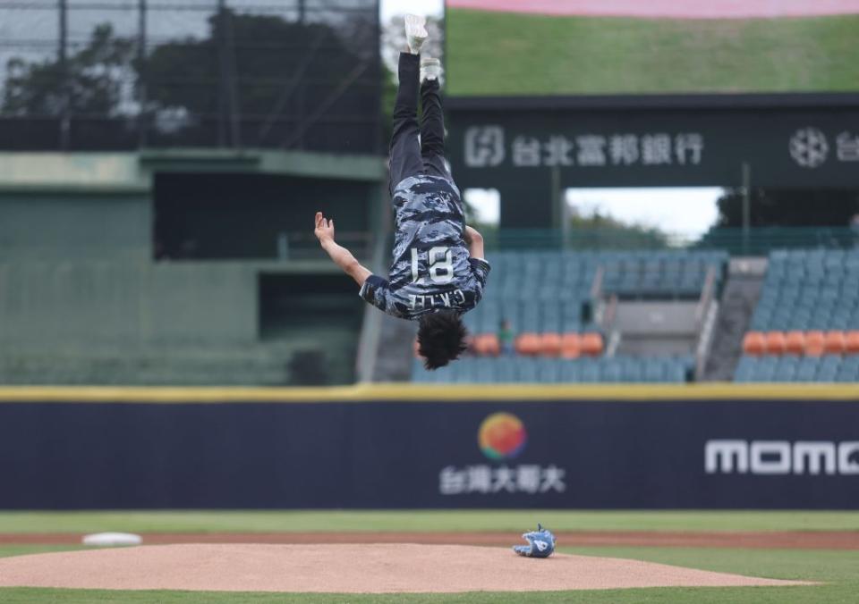 「鞍馬王子」李智凱13日應中華職棒富邦悍將隊之邀，前往新莊棒球場為比賽擔任開球嘉賓，在場上特別秀出側翻加上後空翻美技，驚豔全場。（中央社）