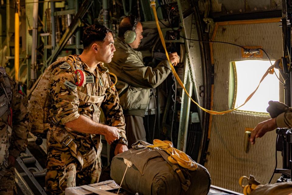 Jordanian Air Force prepares to drop food aid into Gaza (Bel Trew)