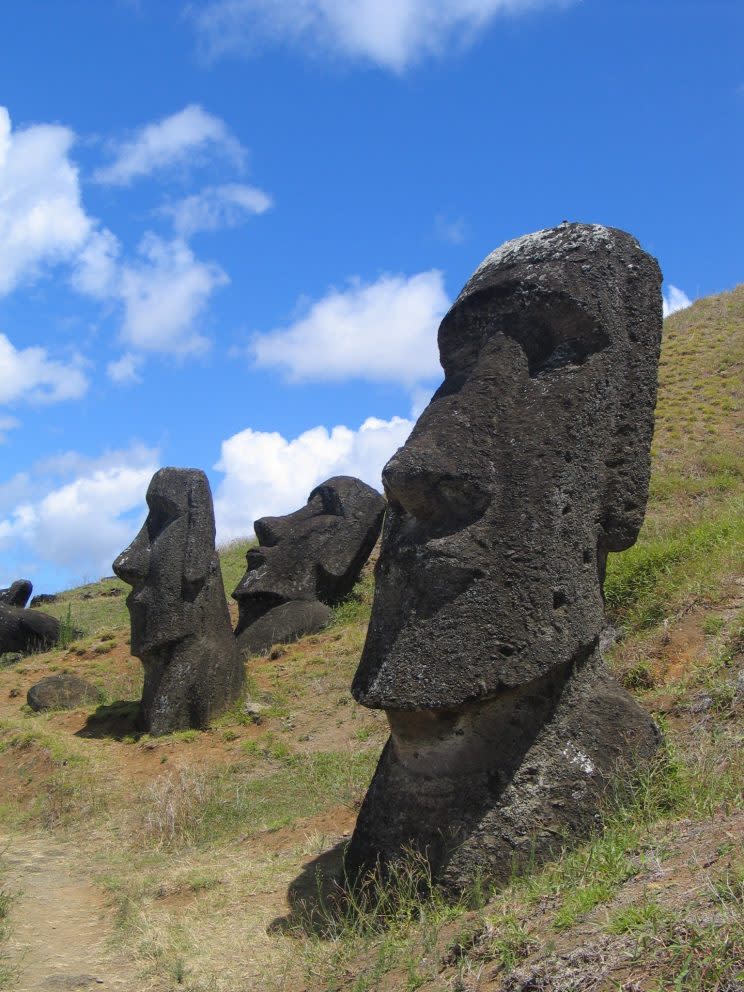 Moáis en Rano Raraku, Isla de Pascua (Wikimedia Commons)