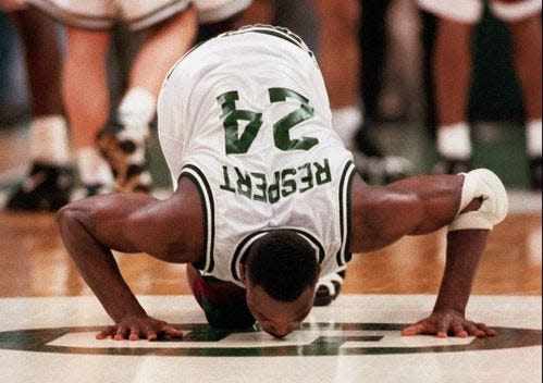 Former Michigan State guard Shawn Respert kisses the Spartan "S" at center court following his final game in 1995. (Margie Garrison/Lansing State Journal file)