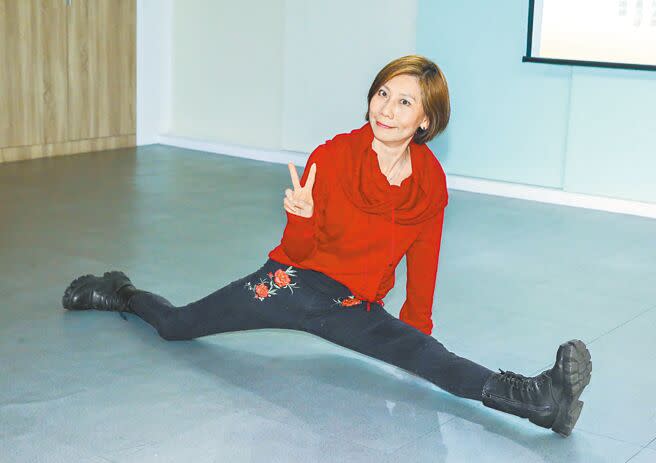 郎祖筠在《明星養老院》排練場展現劈腿軟Q實力。（粘耿豪攝）