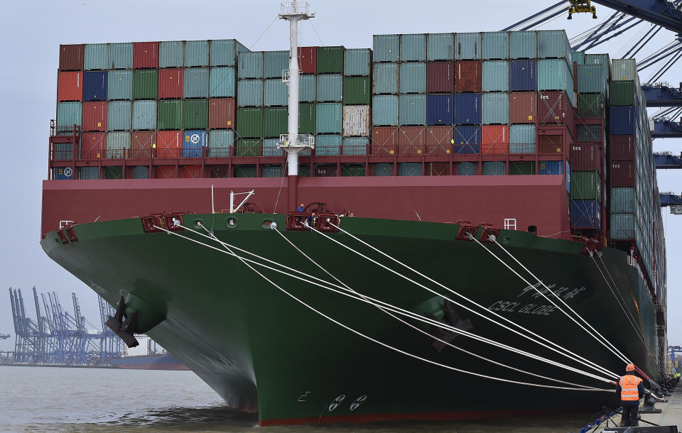 The largest container ship in world, CSCL Globe, docks during its maiden voyage, at the port of Felixstowe in south east England, January 7, 2015. The 400-metre-long vessel with a capacity of around 19,000 containers, owned by China Shipping Container Line, and built in South Korea, is the first of five similar sized vessels which will sail the Asia-Europe trade route, according to a news release by the Port of Felixstowe. REUTERS/Toby Melville (BRITAIN - Tags: BUSINESS MARITIME SOCIETY)