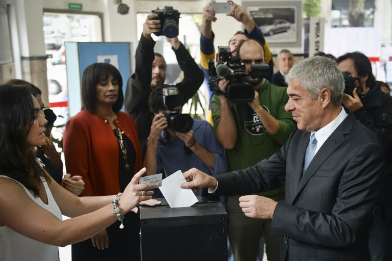 Portugal's former Socialist Prime Minister Jose Socrates, under house arrest as part of an inquiry into tax fraud, corruption and money laundering, casts his vote at a polling station in Lisbon on October 4, 2015