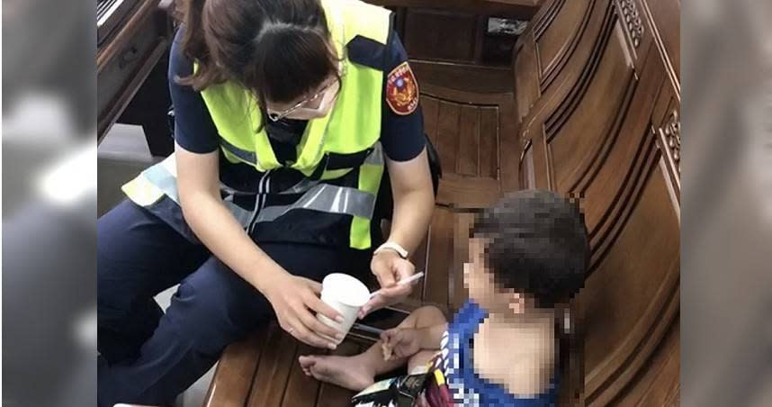 台中市大里區1名2歲小男童思念母親，趁隙跑出家門在街頭徘迴，警方機智協尋，1小時內讓男童跟父母一家團圓。（圖／警方提供）