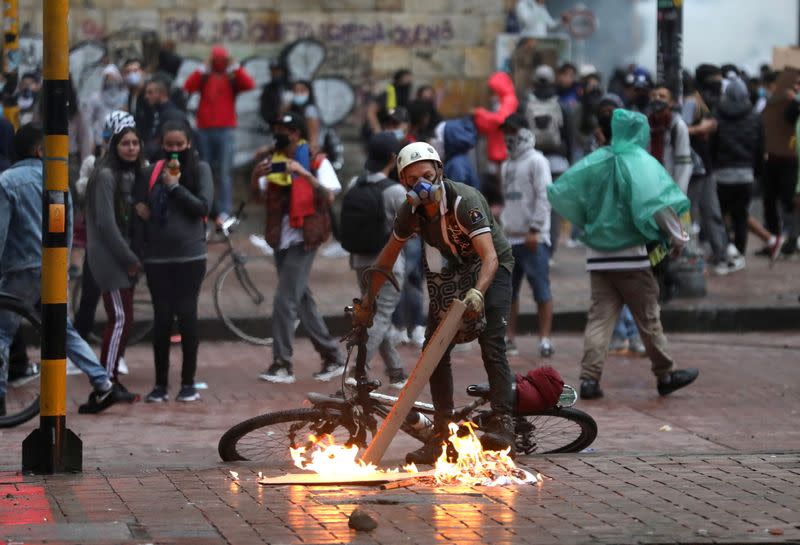 Manifestantes protestan contra un proyecto de reforma tributaria del presidente colombiano, Iván Duque, en Bogotá