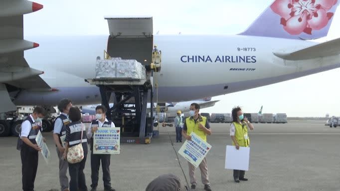 美國贈250萬劑疫苗於6/20下午約1630抵達台灣，衛福部長陳時中及AIT處長酈英傑前往接機。