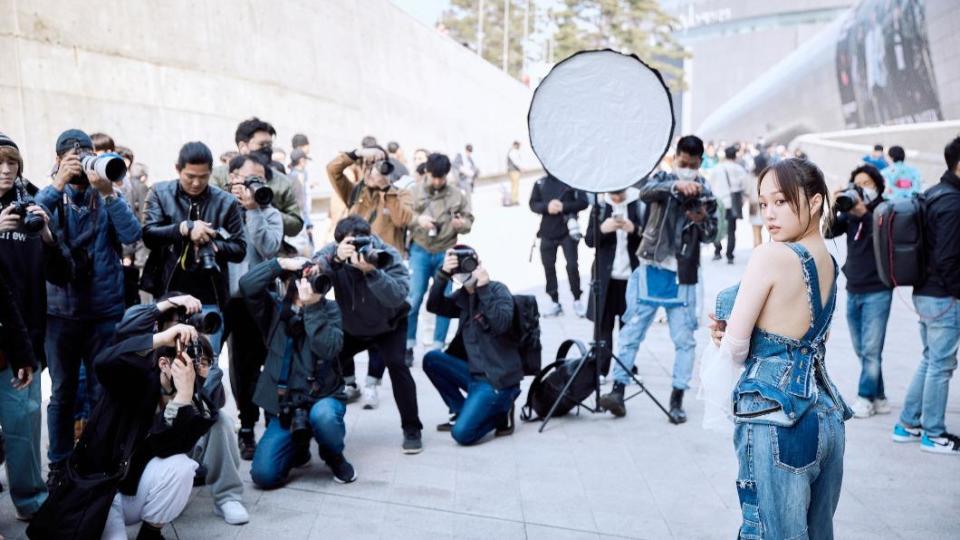 ANGIE安吉露香肩跟美背，被眾多攝影師搶拍。（圖／索尼音樂提供）